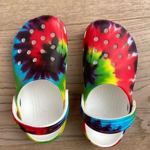 Like new! Crocs KIDS’ CLASSIC TIE-DYE GRAPHIC CLOG size  C10